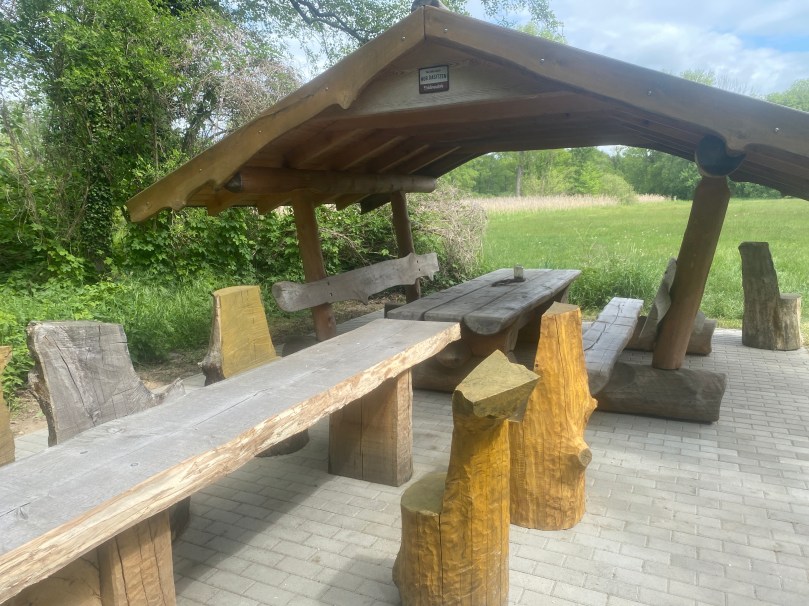 An allen Wildbienen Burgen befinden sich rustikale Rastplätze.